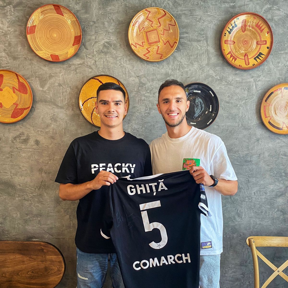 Povestea românului cu un vis grandios: „Vreau tricourile tuturor celor 211 naționale din lume!” » I-a întâlnit pe Man, Budescu și Marius Marin + S-a trezit brusc lângă Mourinho: „Se făcuse întuneric...”