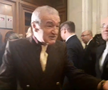 Gigi Becali a luat microfonul unui reporter în Parlamentul României, foto: captură video puterea.ro