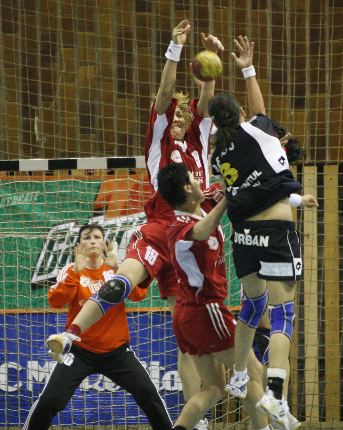 „M-aș băga în poartă și acum!” » Legendara Luminița Huțupan Dinu își spune marea supărare într-un interviu fără ocolișuri: „De ce oare în România nu se poate? Uitați-vă la Katrine Lunde!”