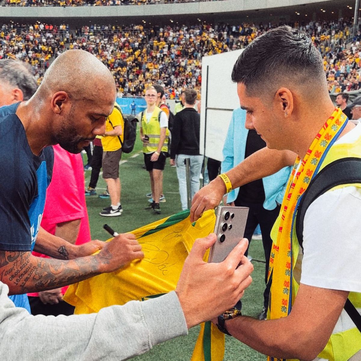 Povestea românului cu un vis grandios: „Vreau tricourile tuturor celor 211 naționale din lume!” » I-a întâlnit pe Man, Budescu și Marius Marin + S-a trezit brusc lângă Mourinho: „Se făcuse întuneric...”