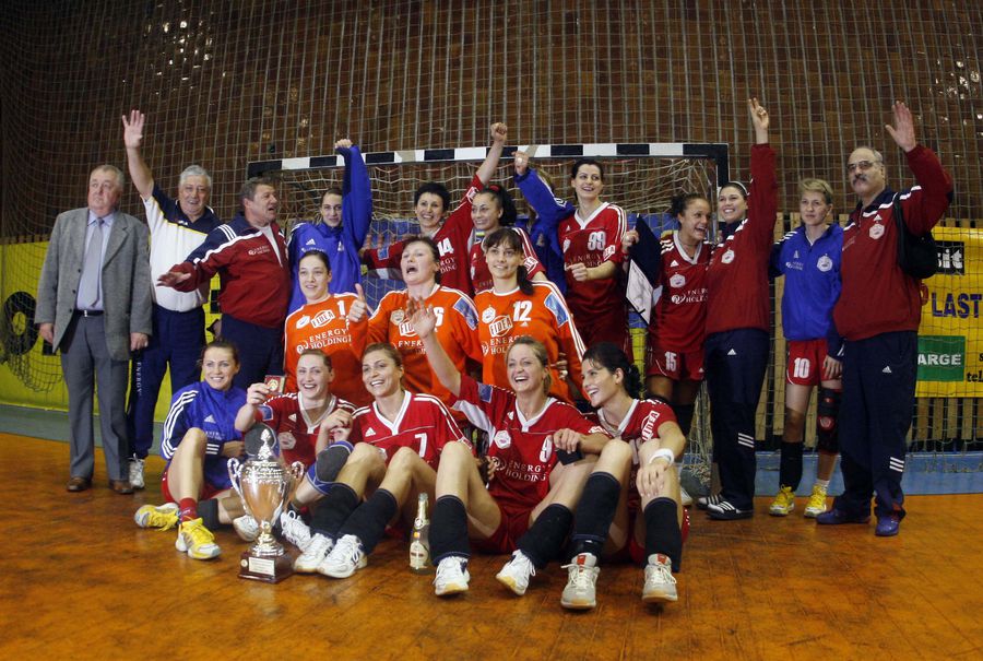 Luminița Huțupan Dinu alături de echipa Oltchimului în 2007 la câștigarea CupeI Cupelor FOTO GSP „Sportul românesc e amator!” » Interviu cu ministrul Sportului, Constantin-Bogdan Matei: „Toți antrenorii vor avea nevoie de aviz psihologic”