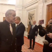 Gigi Becali a luat microfonul unui reporter în Parlamentul României, foto: captură video puterea.ro