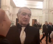 Gigi Becali a luat microfonul unui reporter în Parlamentul României, foto: captură video puterea.ro