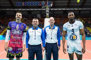 Un arbitru român, protagonistul unui moment bizar în Liga Campionilor la volei masculin » A căzut cu tot cu scaun după un plonjon al unui voleibalist