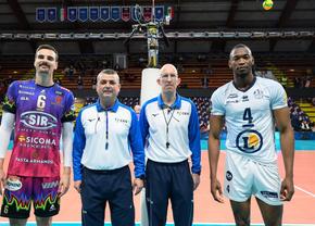Un arbitru român, protagonistul unui moment bizar în Liga Campionilor la volei masculin » A căzut cu tot cu scaun după un plonjon al unui voleibalist