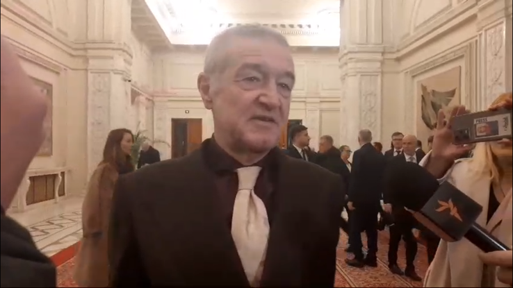 Gigi Becali a luat microfonul unui reporter în Parlamentul României, foto: captură video puterea.ro