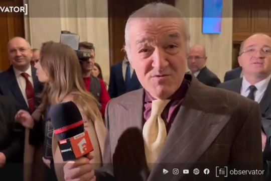 Gigi Becali a luat microfonul unui reporter în Parlamentul României, foto: captură video Antena 1
