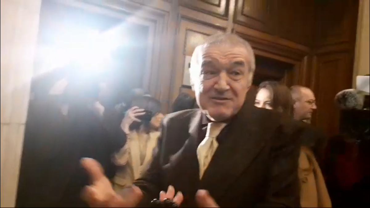 Gigi Becali a făcut circ în Parlamentul României » A smuls microfonul reporterului: „Nu ți-e rușine? Ești obraznic!”