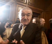 Gigi Becali a luat microfonul unui reporter în Parlamentul României, foto: captură video puterea.ro