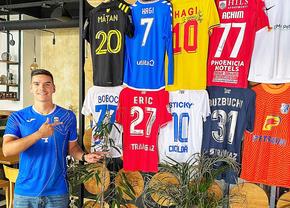Povestea românului cu un vis grandios: „Vreau tricourile tuturor celor 211 naționale din lume!” » I-a întâlnit pe Man, Budescu și Marius Marin + S-a trezit brusc lângă Mourinho: „Se făcuse întuneric...”
