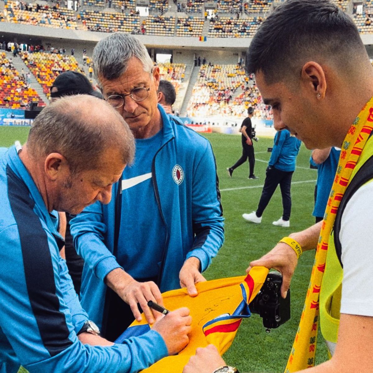 Povestea românului cu un vis grandios: „Vreau tricourile tuturor celor 211 naționale din lume!” » I-a întâlnit pe Man, Budescu și Marius Marin + S-a trezit brusc lângă Mourinho: „Se făcuse întuneric...”