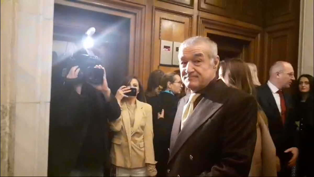 Gigi Becali a făcut circ în Parlamentul României » A smuls microfonul reporterului: „Nu ți-e rușine? Ești obraznic!”