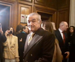 Gigi Becali a luat microfonul unui reporter în Parlamentul României, foto: captură video puterea.ro