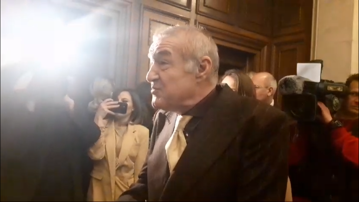 Gigi Becali a făcut circ în Parlamentul României » A smuls microfonul reporterului: „Nu ți-e rușine? Ești obraznic!”