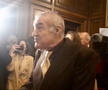 Gigi Becali a luat microfonul unui reporter în Parlamentul României, foto: captură video puterea.ro