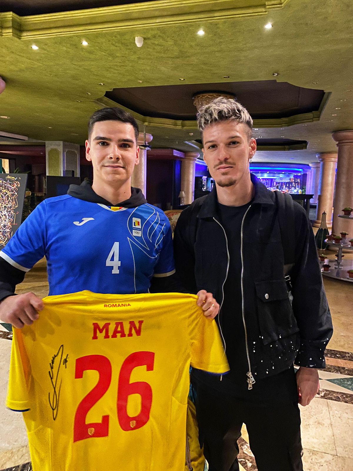 Povestea românului cu un vis grandios: „Vreau tricourile tuturor celor 211 naționale din lume!” » I-a întâlnit pe Man, Budescu și Marius Marin + S-a trezit brusc lângă Mourinho: „Se făcuse întuneric...”