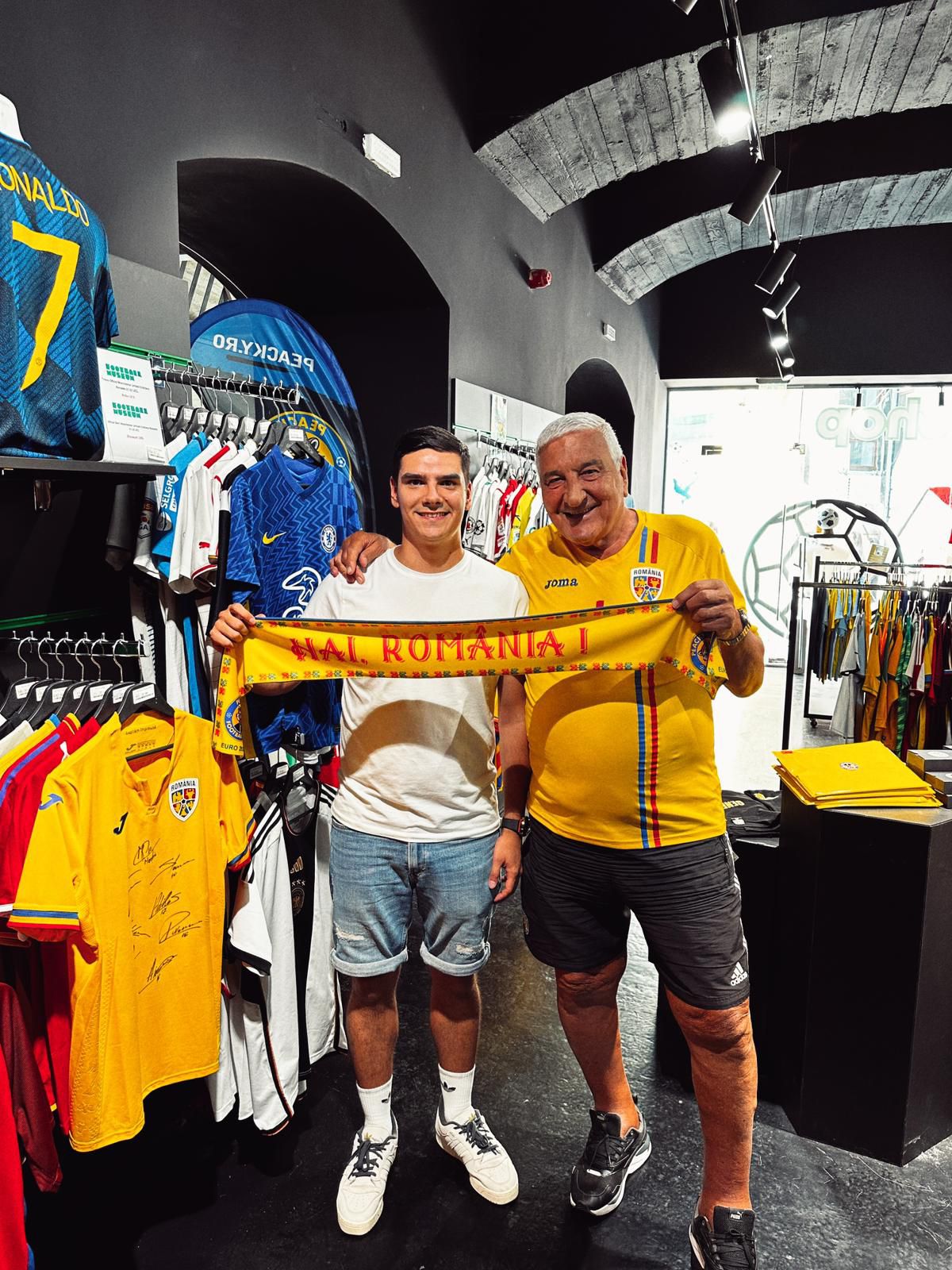 Povestea românului cu un vis grandios: „Vreau tricourile tuturor celor 211 naționale din lume!” » I-a întâlnit pe Man, Budescu și Marius Marin + S-a trezit brusc lângă Mourinho: „Se făcuse întuneric...”