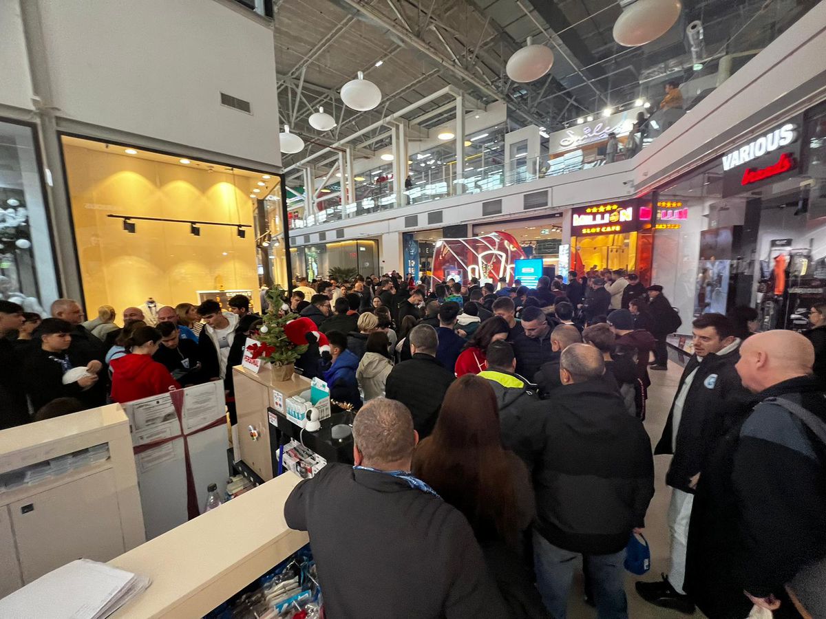 Jucătorii Craiovei s-au întâlnit cu suporterii în mall