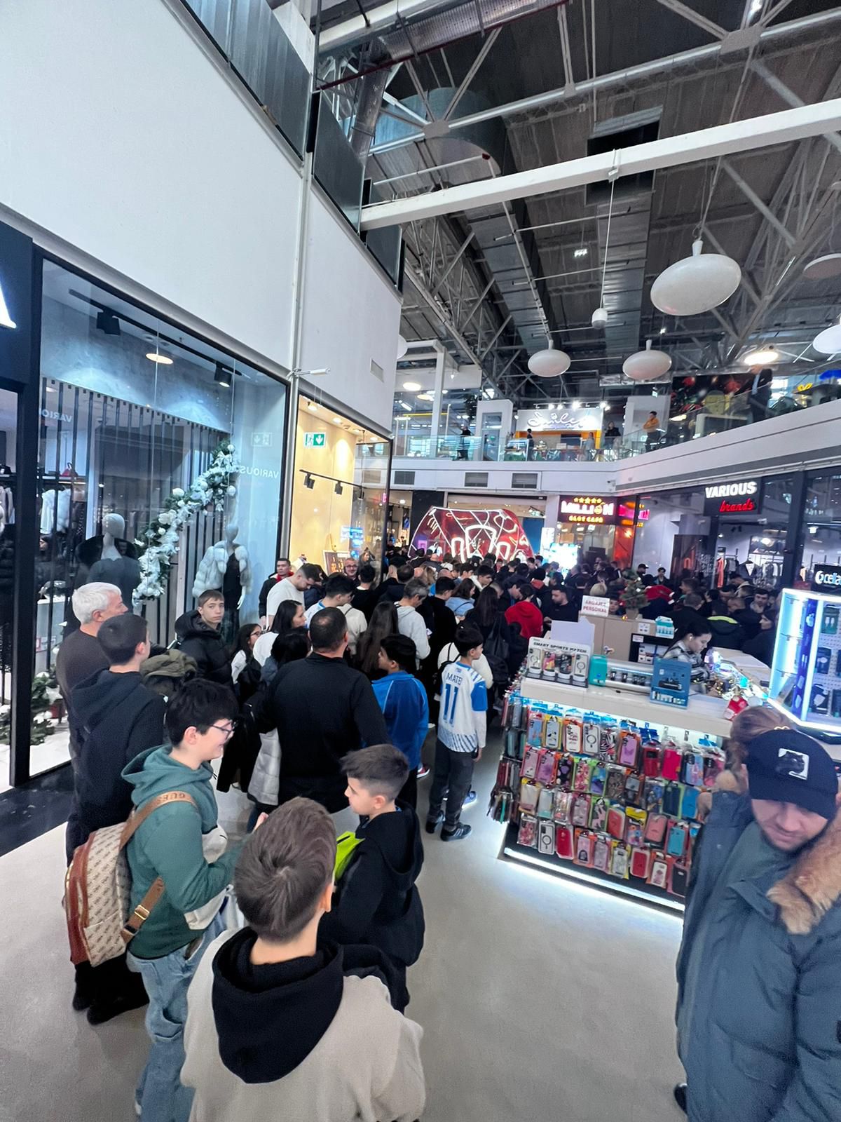 Jucătorii Craiovei s-au întâlnit cu suporterii în mall