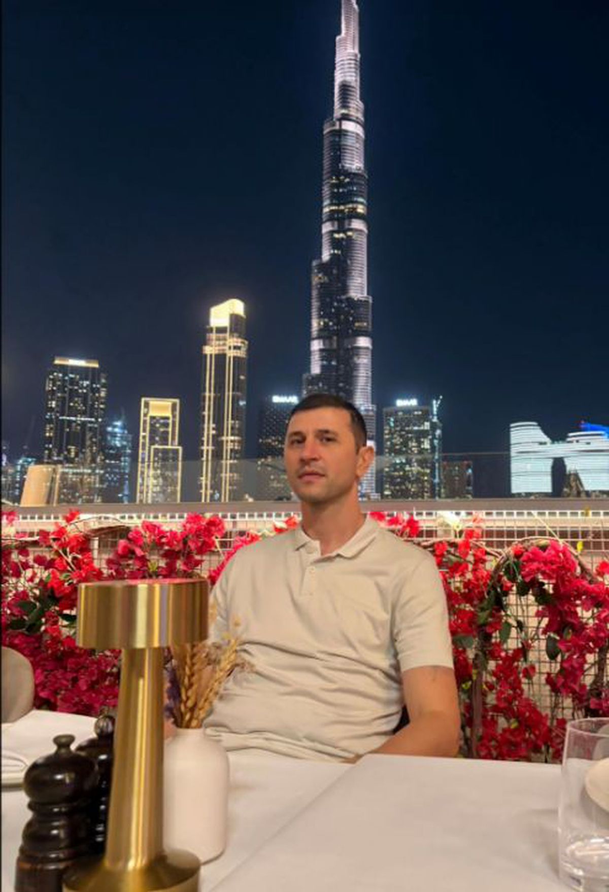 Cu Burj Khalifa în spate, Claudiu Răducanu a ieșit la atac: „Pentru cei care nu pot dormi noaptea”