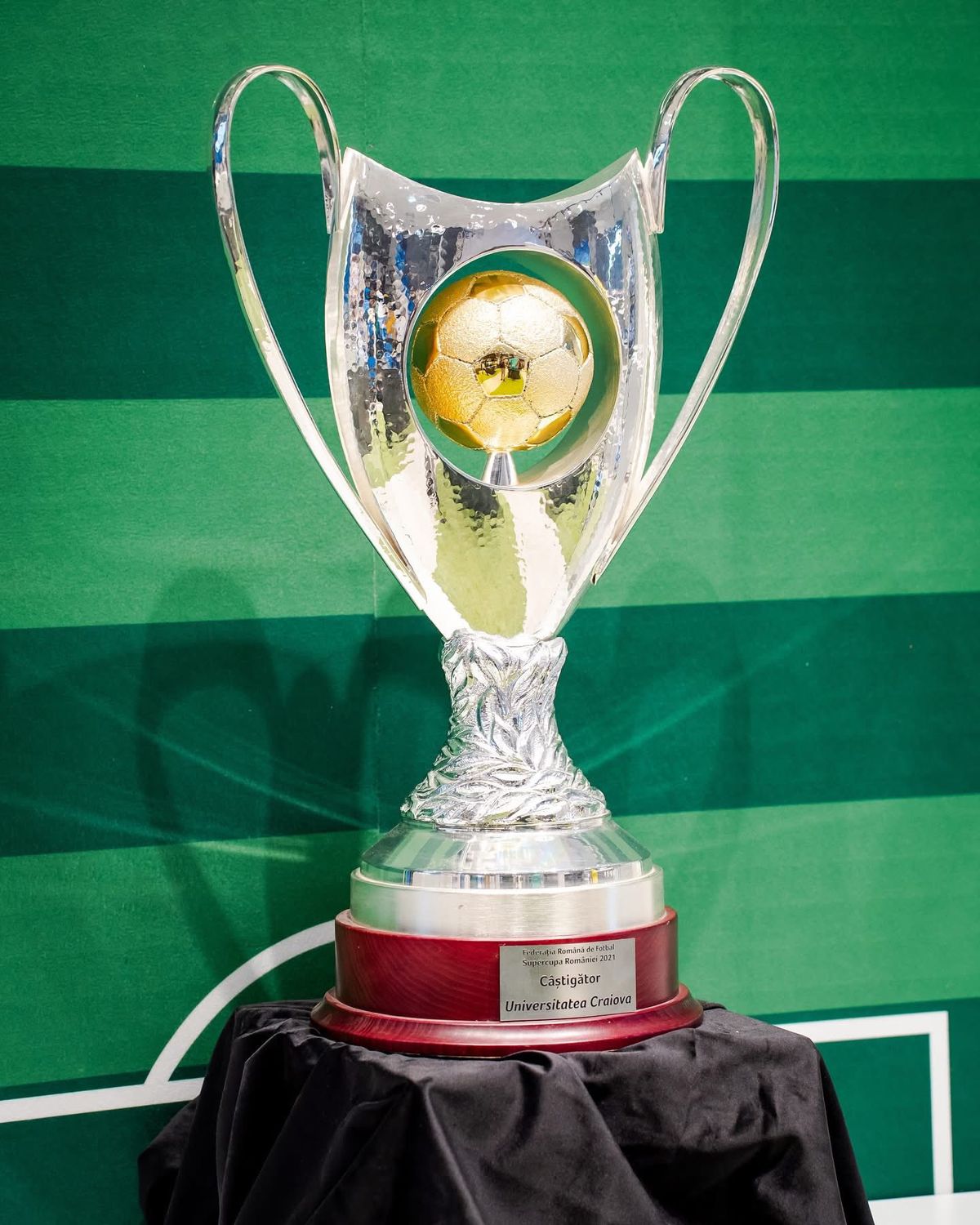 Sute de suporteri s-au înghesuit la Craiova pentru a vedea trofeul Superligii