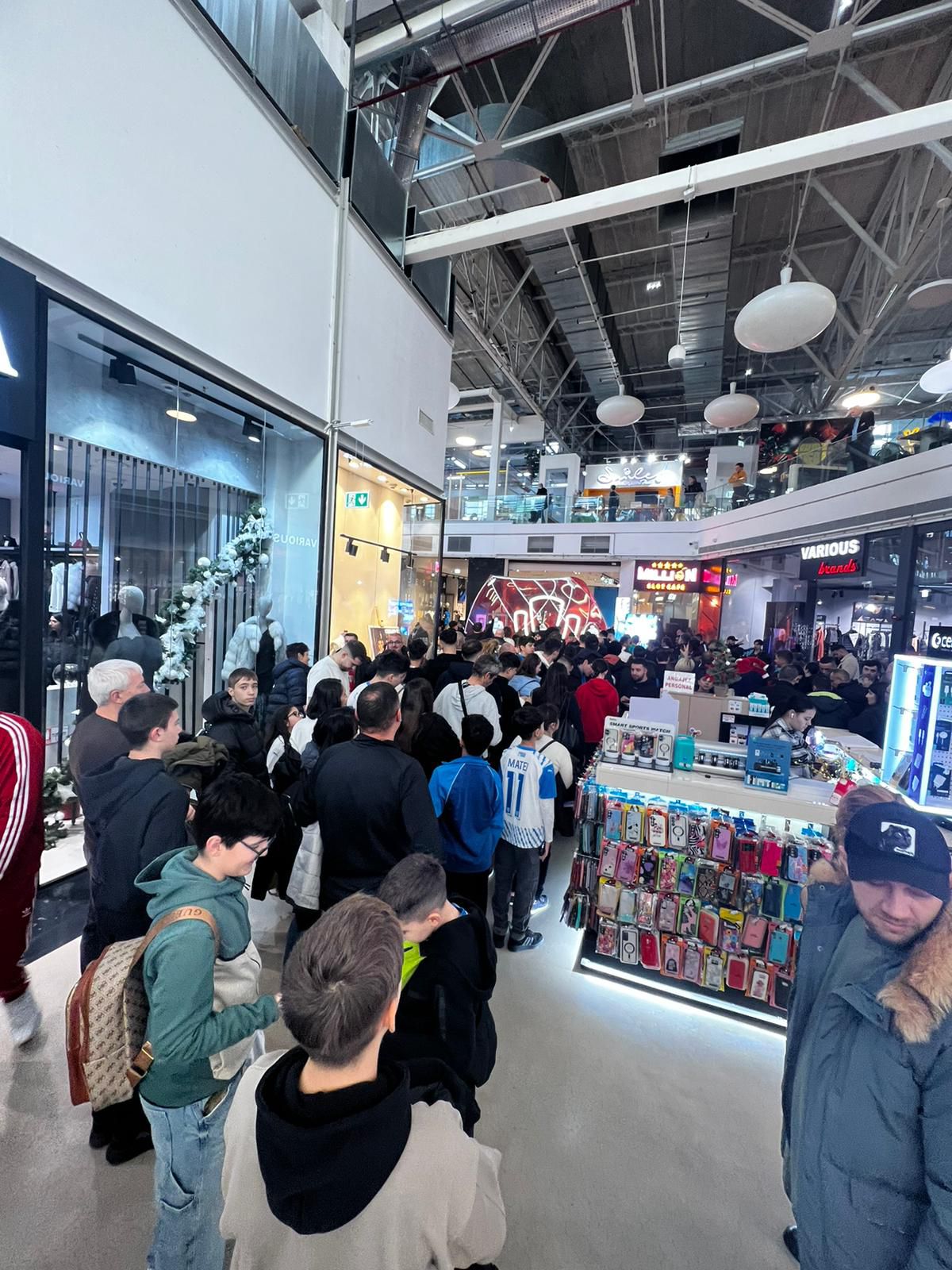 Jucătorii Craiovei s-au întâlnit cu suporterii în mall