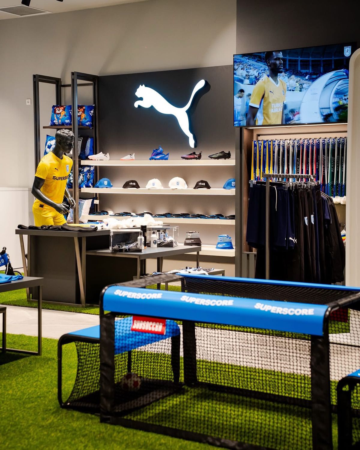 Jucătorii Craiovei s-au întâlnit cu suporterii în mall