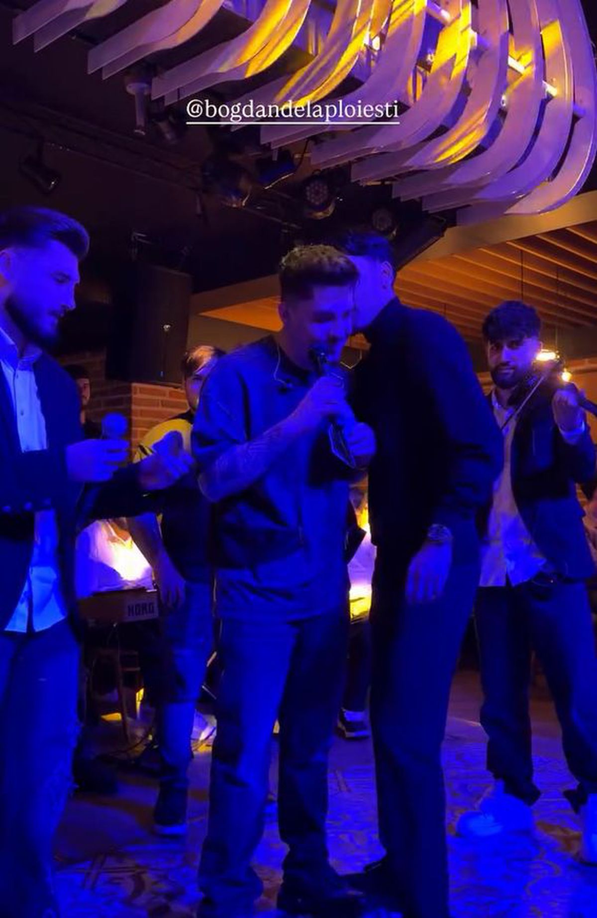 „Made in Oltenia” » Cu Baiaram și Cicâldău în frunte, jucătorii au petrecut cu manele, la o zi după drama de la Atena: „Pentru Cristina, soția mea”