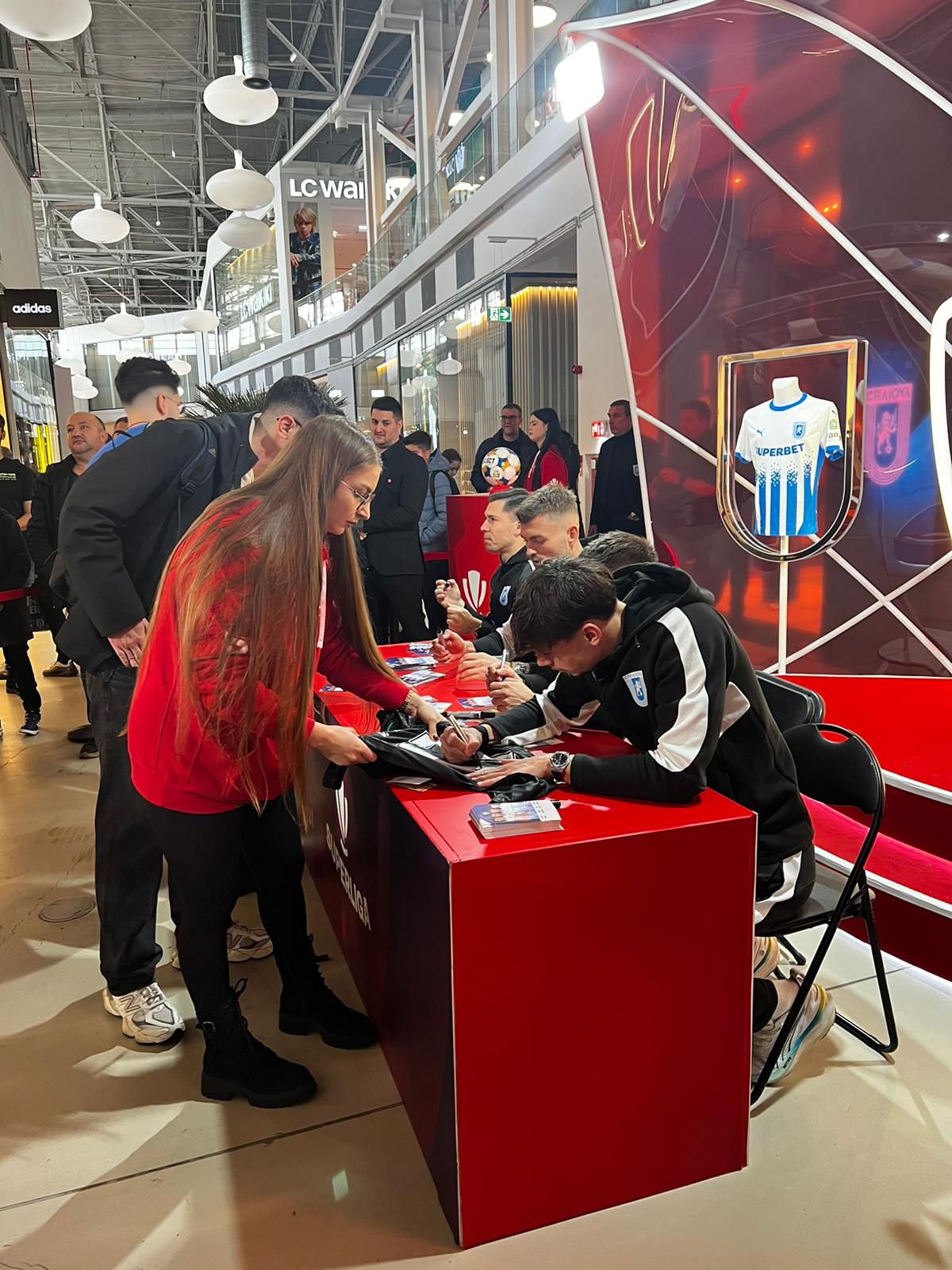 Jucătorii Craiovei s-au întâlnit cu suporterii în mall