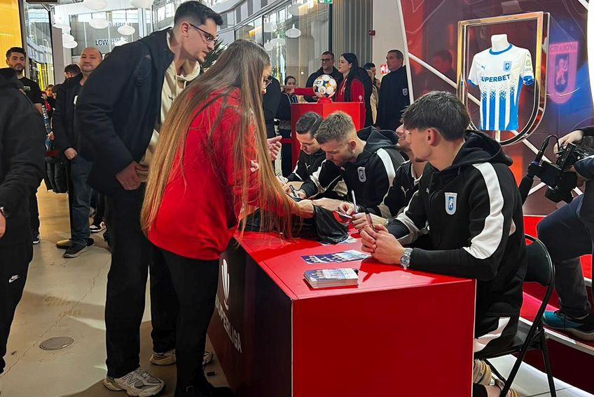 Sute de suporteri s-au înghesuit la Craiova pentru a vedea trofeul Superligii