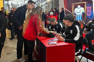 Sute de suporteri s-au înghesuit la Craiova pentru a vedea trofeul Superligii