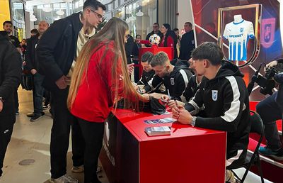 Sute de suporteri s-au înghesuit la Craiova pentru a vedea trofeul Superligii