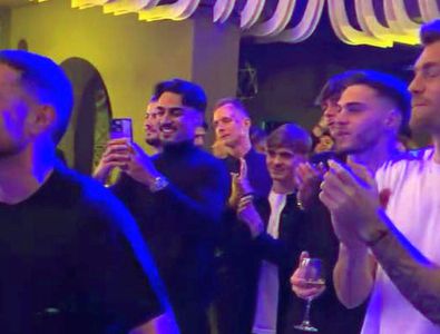 „Made in Oltenia” » Imaginile care îi vor înfuria pe craioveni! Cu Baiaram și Cicâldău în frunte, jucătorii au petrecut pe ritmuri de manele, la o zi după drama de la Atena