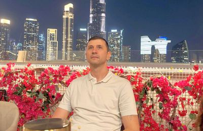 Cu Burj Khalifa în spate, Claudiu Răducanu a ieșit la atac: „Pentru cei care nu pot dormi noaptea”