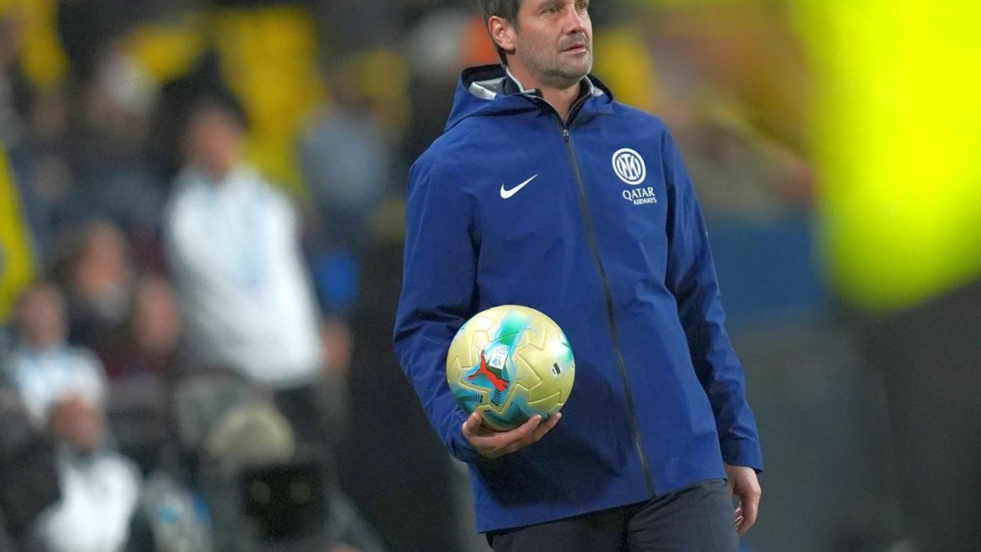 Cristi Chivu discutând cu Manuel Akanji pe teren, în timpul revoluției Inter ce schimbă jucătorii veterani Inter din apărare. | sursa foto: Gazeta Sporturilor
