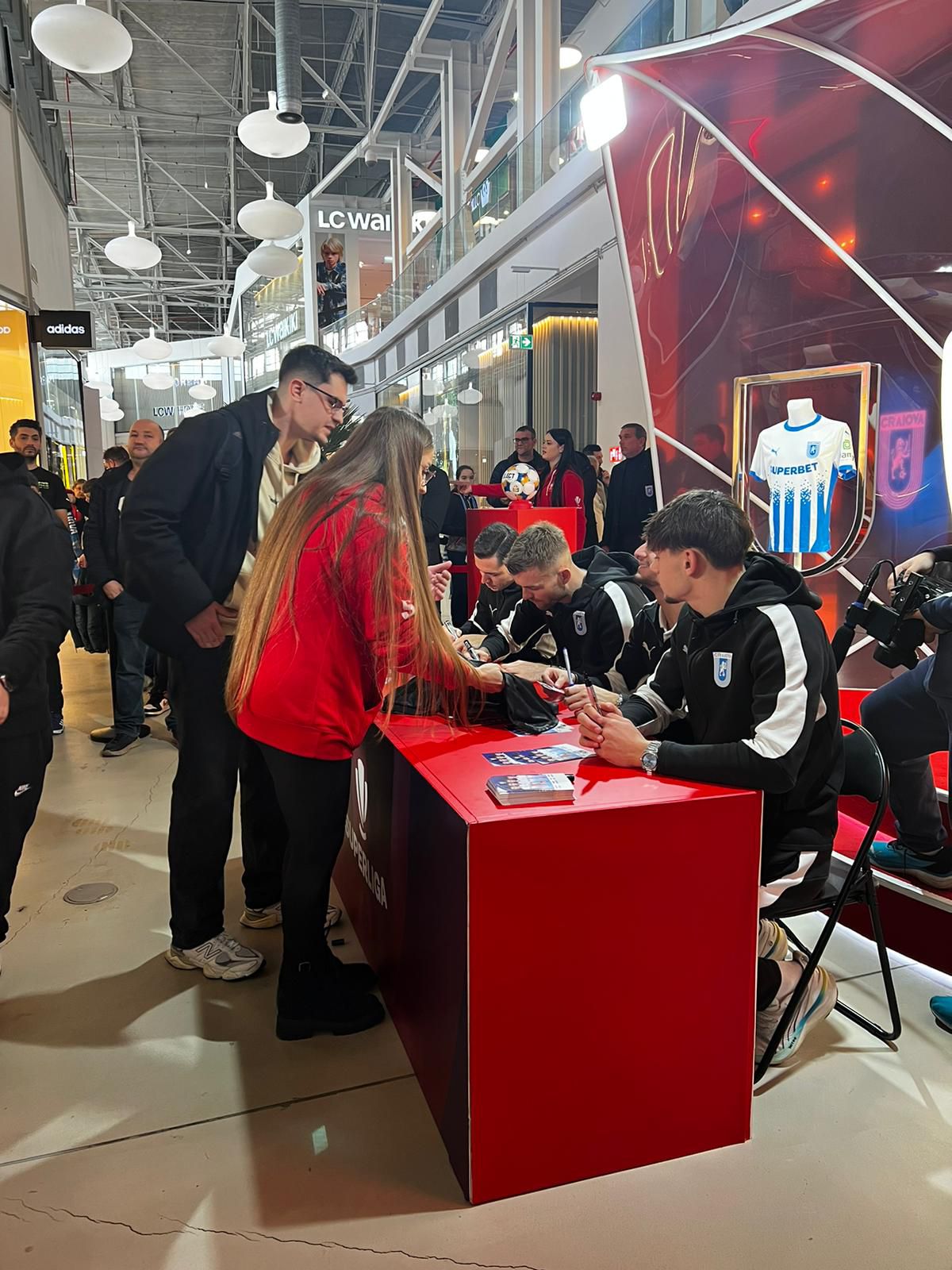 Jucătorii Craiovei s-au întâlnit cu suporterii în mall