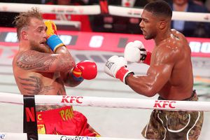 KO în runda 6! Anthony Joshua i-a făcut o fractură dublă de mandibulă lui Jake Paul, în lupta de 200 de milioane $