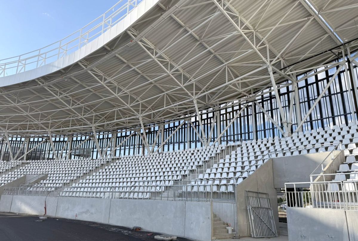 S-a montat gazonul pe cea mai controversată arenă din România » Urmează inaugurarea