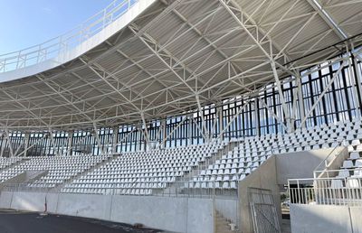 S-a montat gazonul pe cea mai controversată arenă din România » Urmează inaugurarea