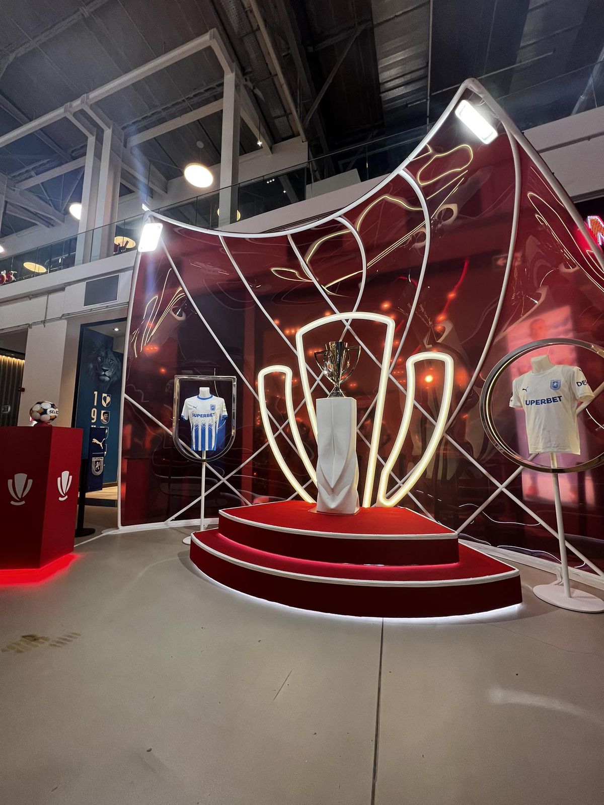 Sute de suporteri s-au înghesuit la Craiova pentru a vedea trofeul Superligii