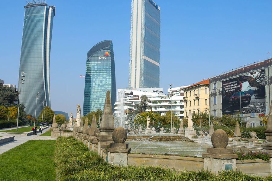 Iată unde locuiește Zlatan Ibrahimovic în Milano: penthouse de 5 milioane de euro la etajul 34, piscină interioară, mobilier de la designeri faimoși + Ce cartier de lux a ales Cristi Chivu