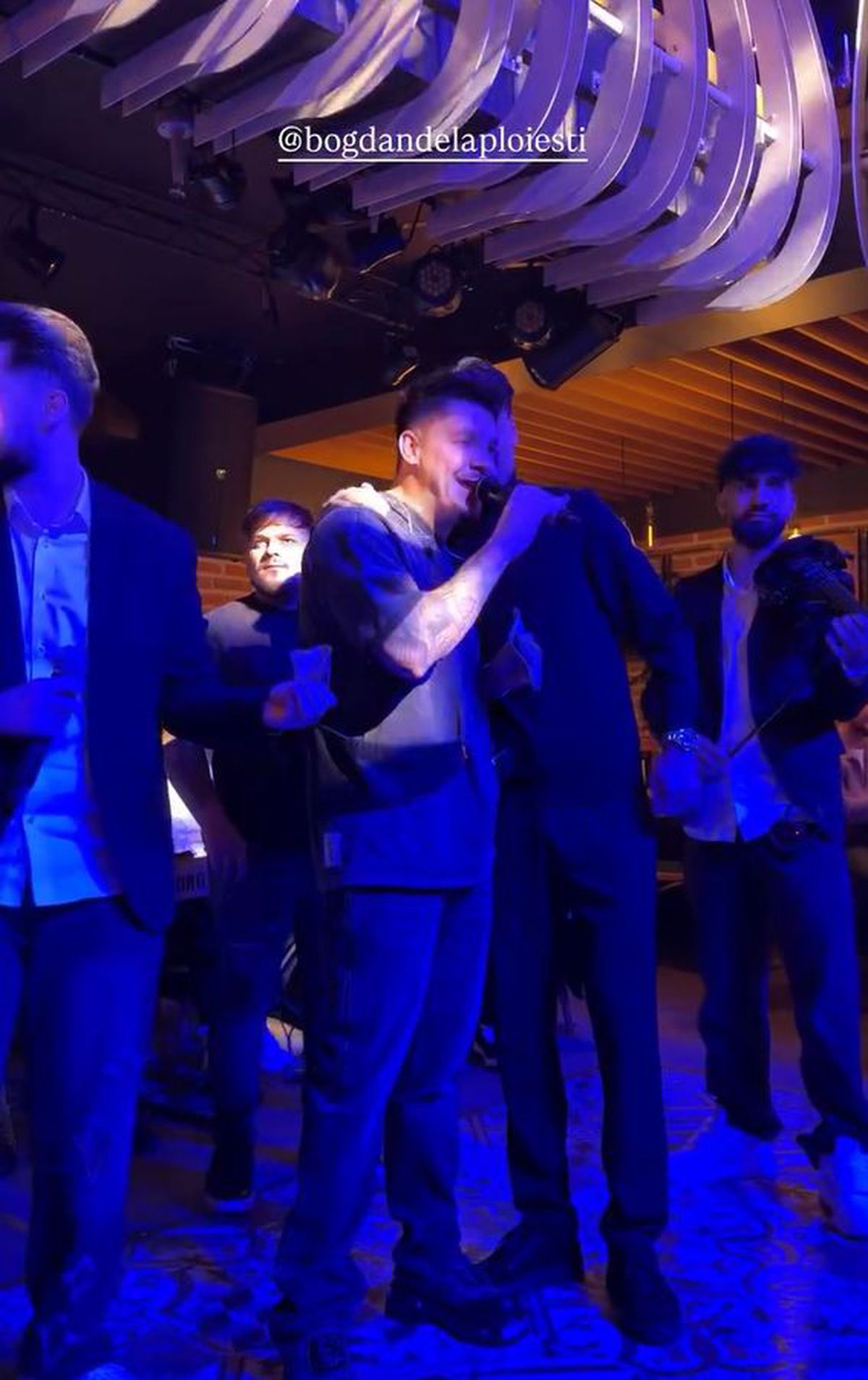 „Made in Oltenia” » Cu Baiaram și Cicâldău în frunte, jucătorii au petrecut cu manele, la o zi după drama de la Atena: „Pentru Cristina, soția mea”