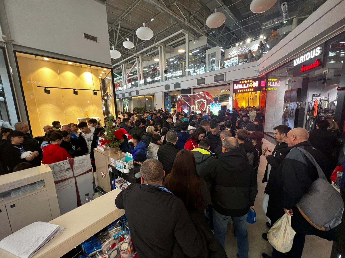 Jucătorii Craiovei s-au întâlnit cu suporterii în mall