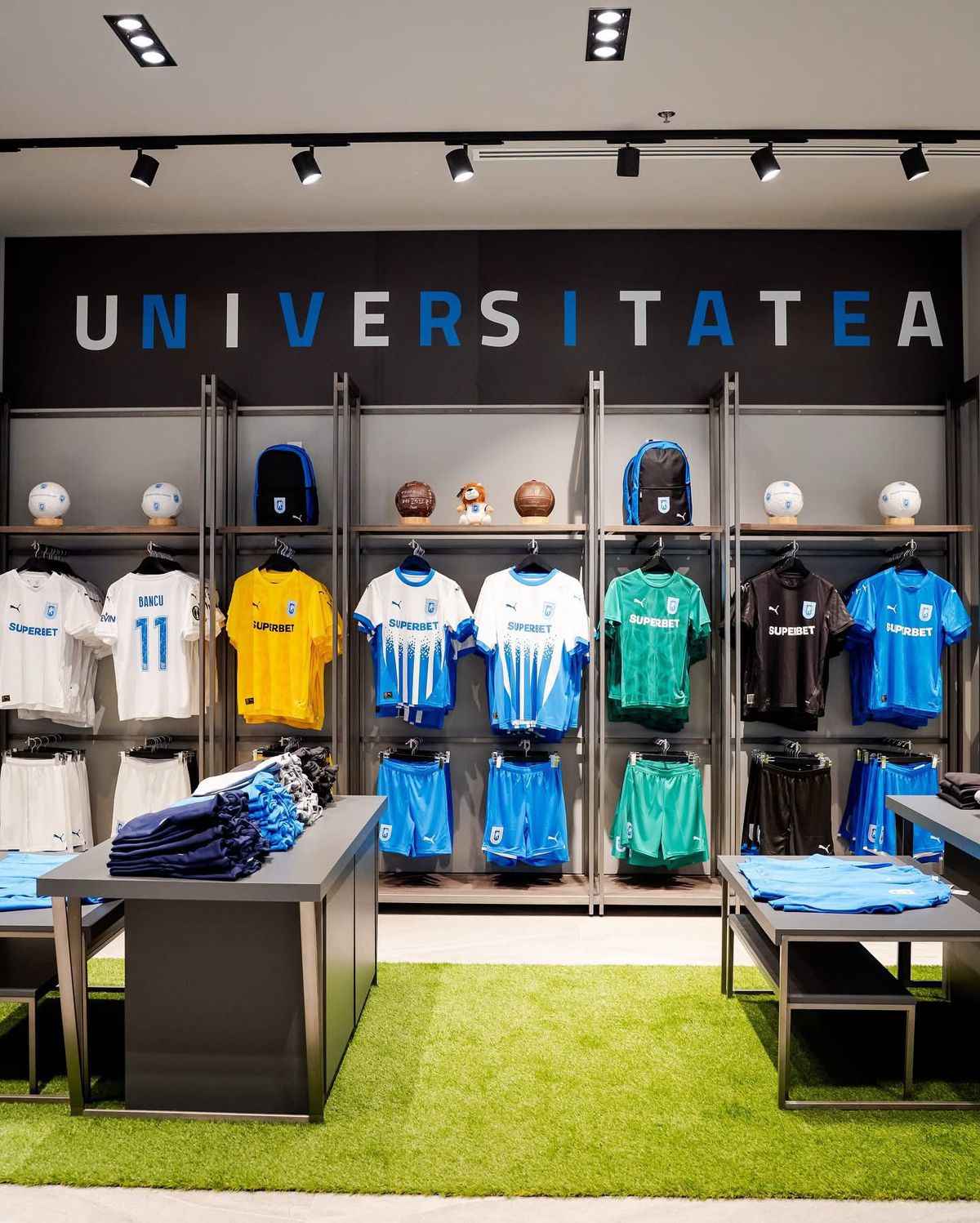 Sute de suporteri s-au înghesuit la Craiova pentru a vedea trofeul Superligii