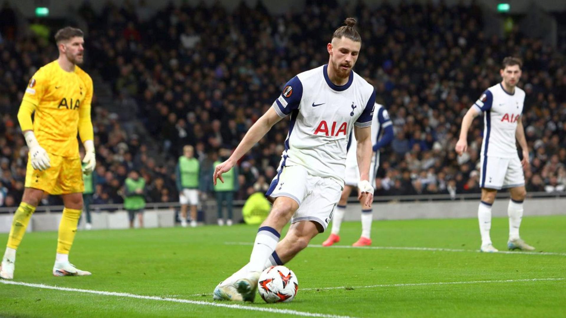 Radu Drăgușin în echipamentul Tottenham, pe banca de rezerve, pregătindu-se pentru revenirea după accidentare ligament încrucișat. | sursa foto: Gazeta Sporturilor