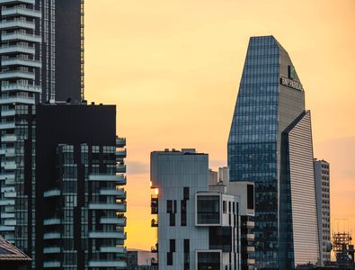 Iată unde locuiește Zlatan Ibrahimovic în Milano: penthouse de 5 milioane de euro la etajul 34, piscină interioară, mobilier de la designeri faimoși + Ce cartier de lux a ales Cristi Chivu