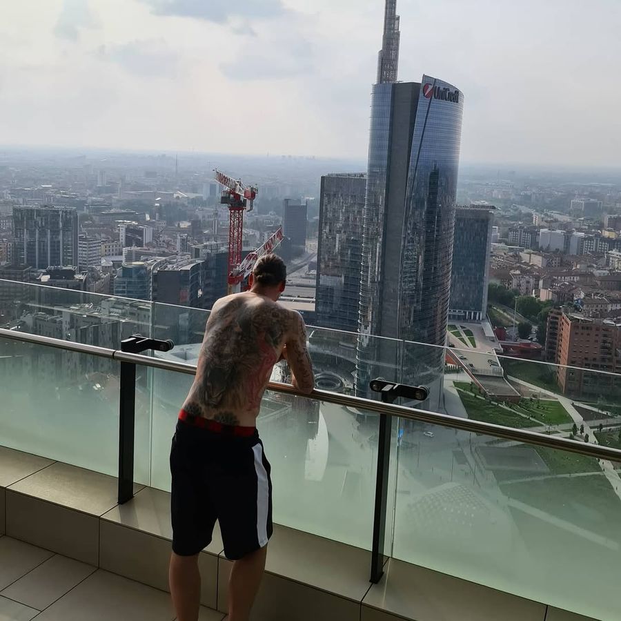 Iată unde locuiește Zlatan Ibrahimovic în Milano: penthouse de 5 milioane de euro la etajul 34, piscină interioară, mobilier de la designeri faimoși + Ce cartier de lux a ales Cristi Chivu