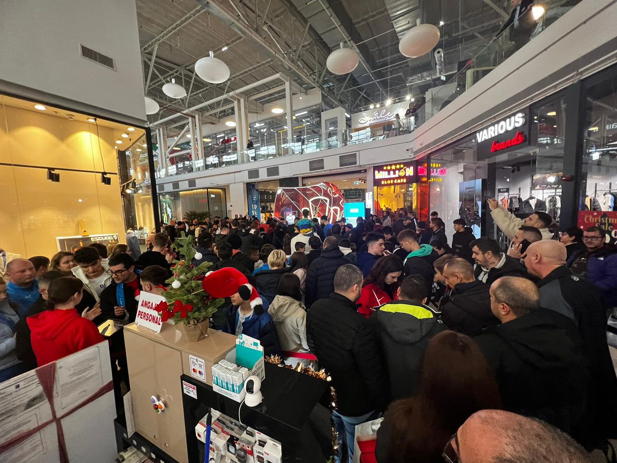 Jucătorii Craiovei s-au întâlnit cu suporterii în mall