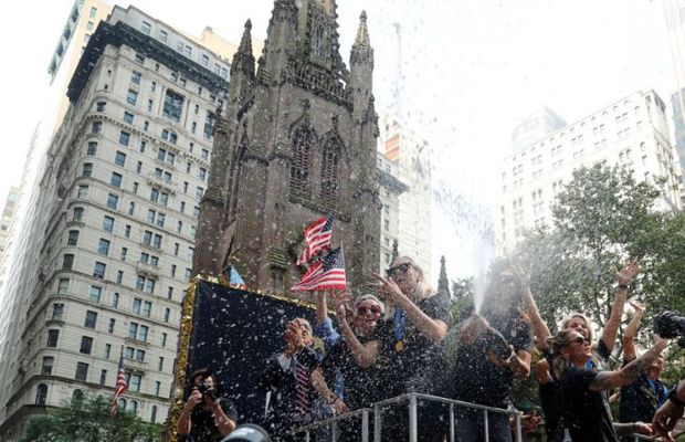 SUA, CAMPIOANĂ MONDIALĂ // Campioanele lumii, paradă pe Broadway! „Iată provocarea mea: să iubim mai mult și să urâm mai puțin” » Mii de oameni au ieșit pe stradă la New York și au scandat: „Plată egală și pentru femei”