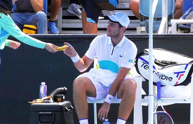 AUSTRALIAN OPEN 2020. Cum a încercat să se scoată jucătorul care i-a cerut unei fete de mingi să îi cojească o banana